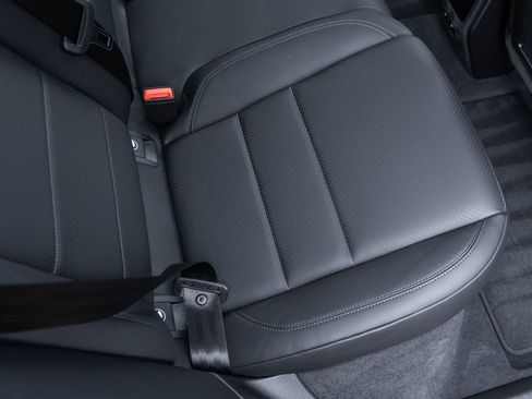 Certified 2025 Porsche Macan Electric RWD image 38