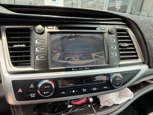 Used 2018 Toyota Highlander Plus FWD image 13