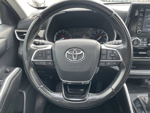 Used 2021 Toyota Highlander XLE AWD/4WD image 18