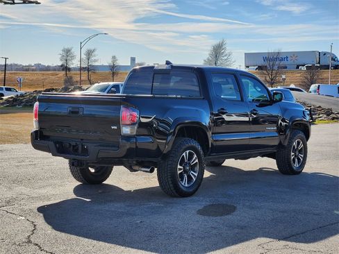 Used 2017 Toyota Tacoma TRD Sport image 7