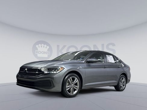 Used 2024 Volkswagen Jetta SE image 1