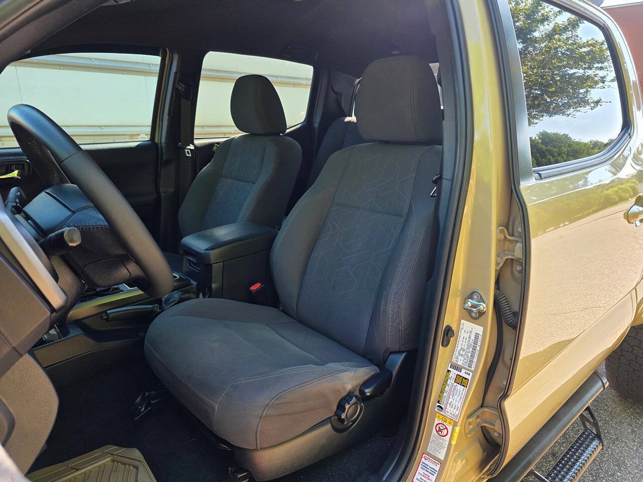 Used 2019 Toyota Tacoma TRD Off-Road w/ Technology Package AWD/4WD image 13