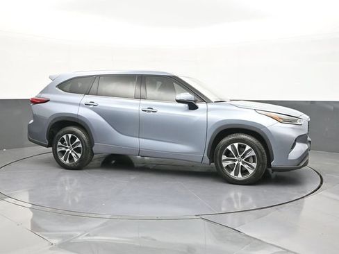 Used 2021 Toyota Highlander XLE FWD image 17