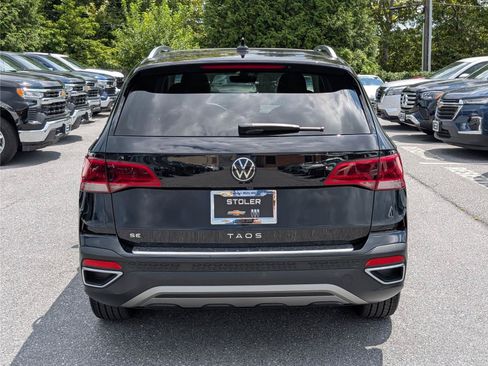 Used 2024 Volkswagen Taos SE w/ Panoramic Sunroof Package FWD image 4