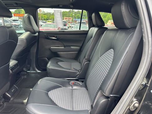 Used 2022 Toyota Highlander XSE FWD image 23