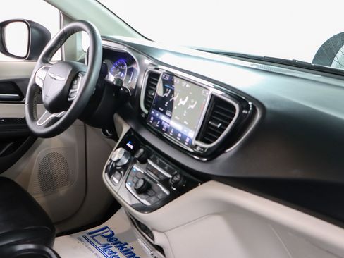 Used 2023 Chrysler Pacifica Touring-L image 26