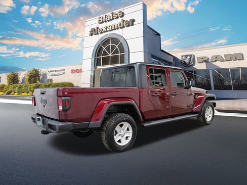 Used 2022 Jeep Gladiator Sport image 3