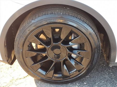 Used 2021 Tesla Model Y Long Range image 31