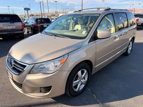 Used 2009 Volkswagen Routan SEL FWD image 1