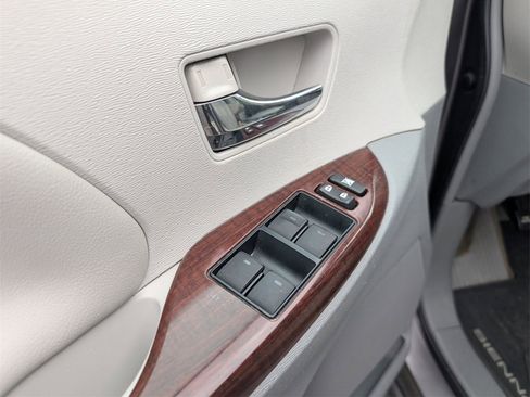 Used 2013 Toyota Sienna XLE image 8