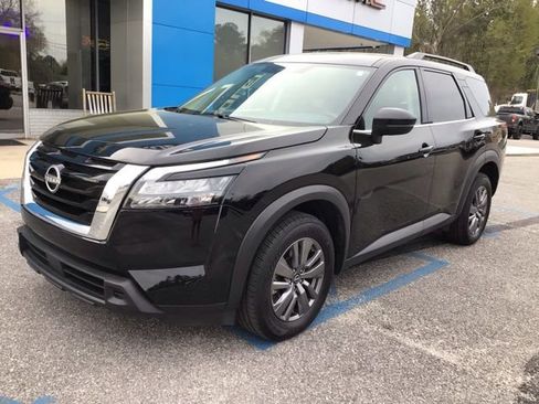Used 2025 Nissan Pathfinder SV image 2