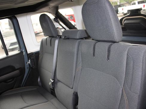 Used 2025 Jeep Wrangler Sahara image 15