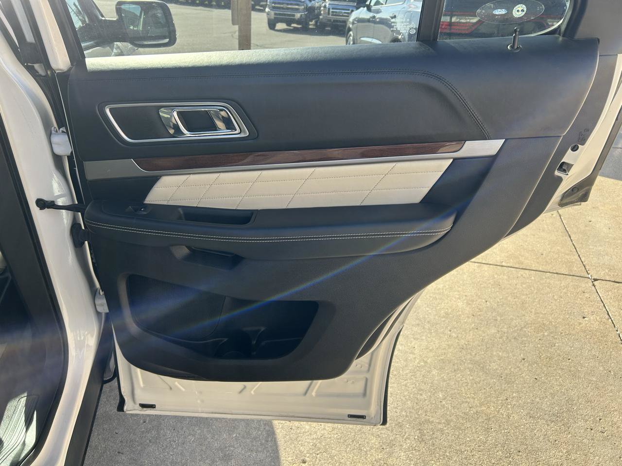 Used 2018 Ford Explorer Platinum AWD/4WD image 16
