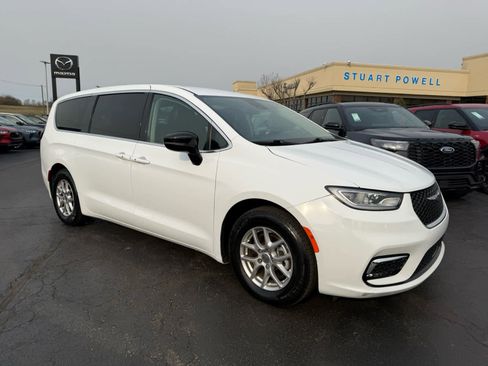 Used 2024 Chrysler Pacifica Touring-L image 1