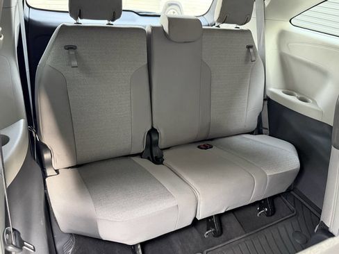 Used 2024 Toyota Sienna LE AWD/4WD image 19