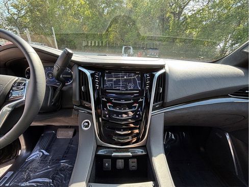 Used 2020 Cadillac Escalade Platinum AWD/4WD image 11