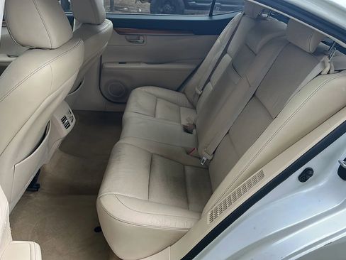 Used 2015 Lexus ES 300h w/ Navigation System Package FWD image 19