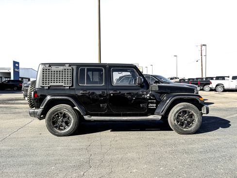 Used 2019 Jeep Wrangler Unlimited Sahara image 3