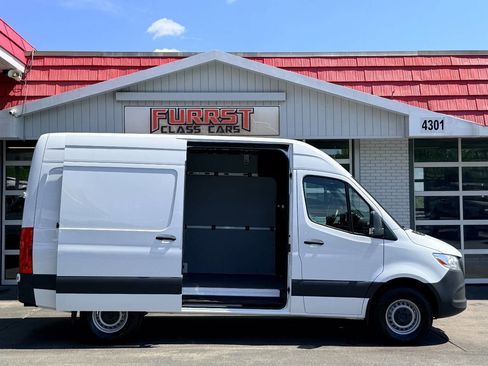 Used 2024 Mercedes-Benz Sprinter 2500 image 3