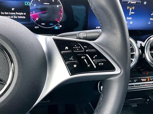 Used 2025 Mercedes-Benz GLB 250 4MATIC image 15