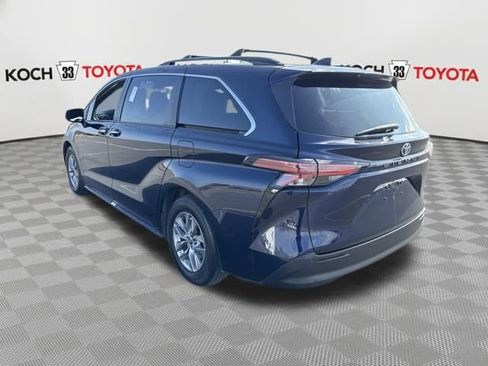 Used 2022 Toyota Sienna XLE image 6
