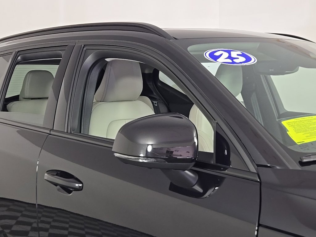 Certified 2025 Volvo XC40 B5 Ultra AWD/4WD image 7