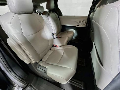 Certified 2025 Toyota Sienna XLE FWD image 24