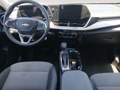 Used 2025 Chevrolet Trax LT w/ Sunroof Package FWD image 10