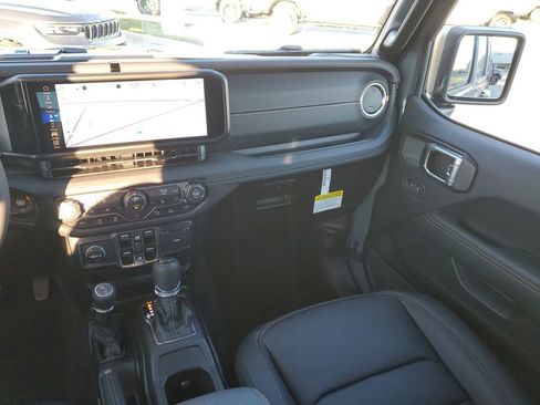 New 2026 Jeep Wrangler Unlimited Sahara AWD/4WD image 17