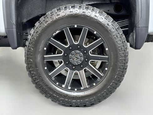 Used 2024 GMC Sierra 2500 AT4 w/ Technology Package AWD/4WD image 12