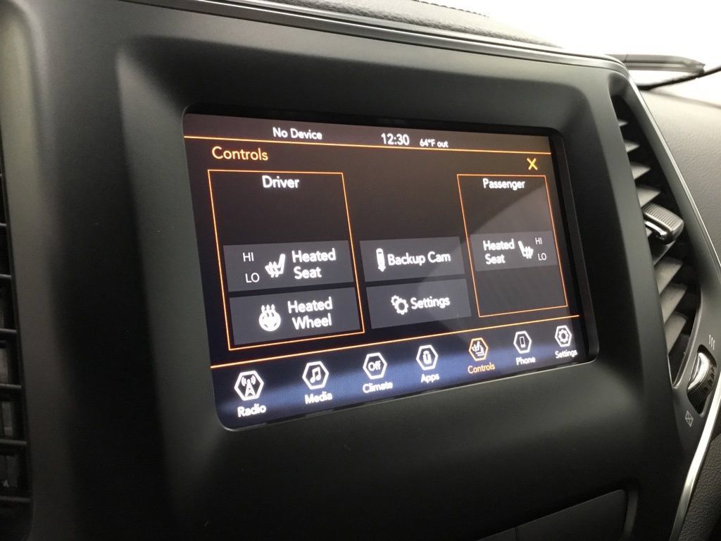 Used 2019 Jeep Cherokee Latitude Plus w/ Cold Weather Group AWD/4WD image 25