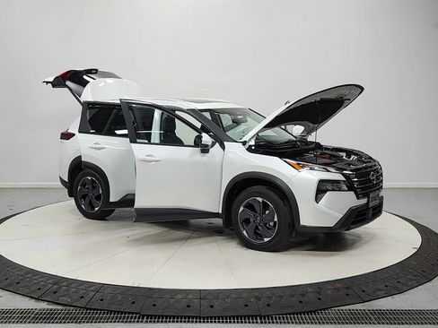 Used 2025 Nissan Rogue SV w/ SV Premium Package FWD image 9