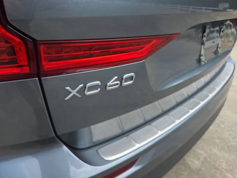 Used 2018 Volvo XC60 T5 Momentum w/ Vision Package AWD/4WD image 11