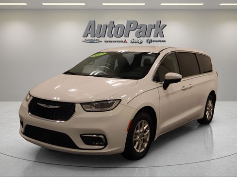 Certified 2023 Chrysler Pacifica Touring-L FWD image 5