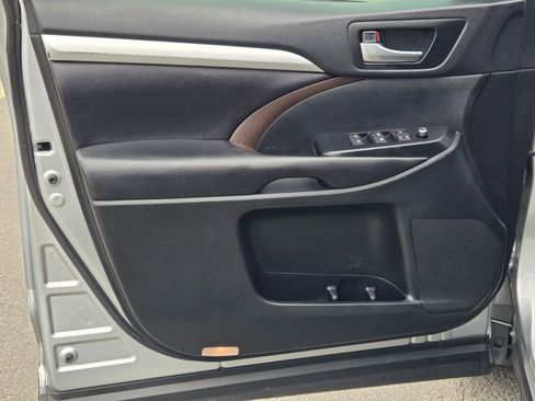 Used 2019 Toyota Highlander XLE image 20