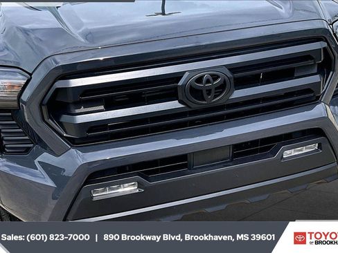 Used 2025 Toyota Tacoma SR5 AWD/4WD image 21