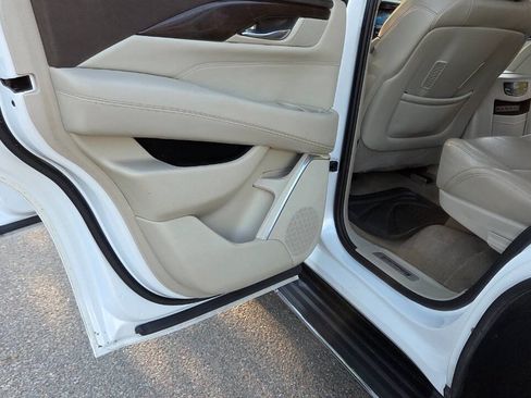 Used 2017 Cadillac Escalade Luxury AWD/4WD image 36
