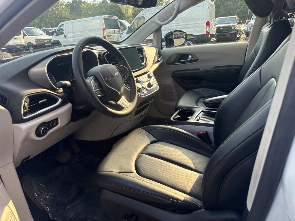 Used 2024 Chrysler Pacifica Touring-L FWD image 3