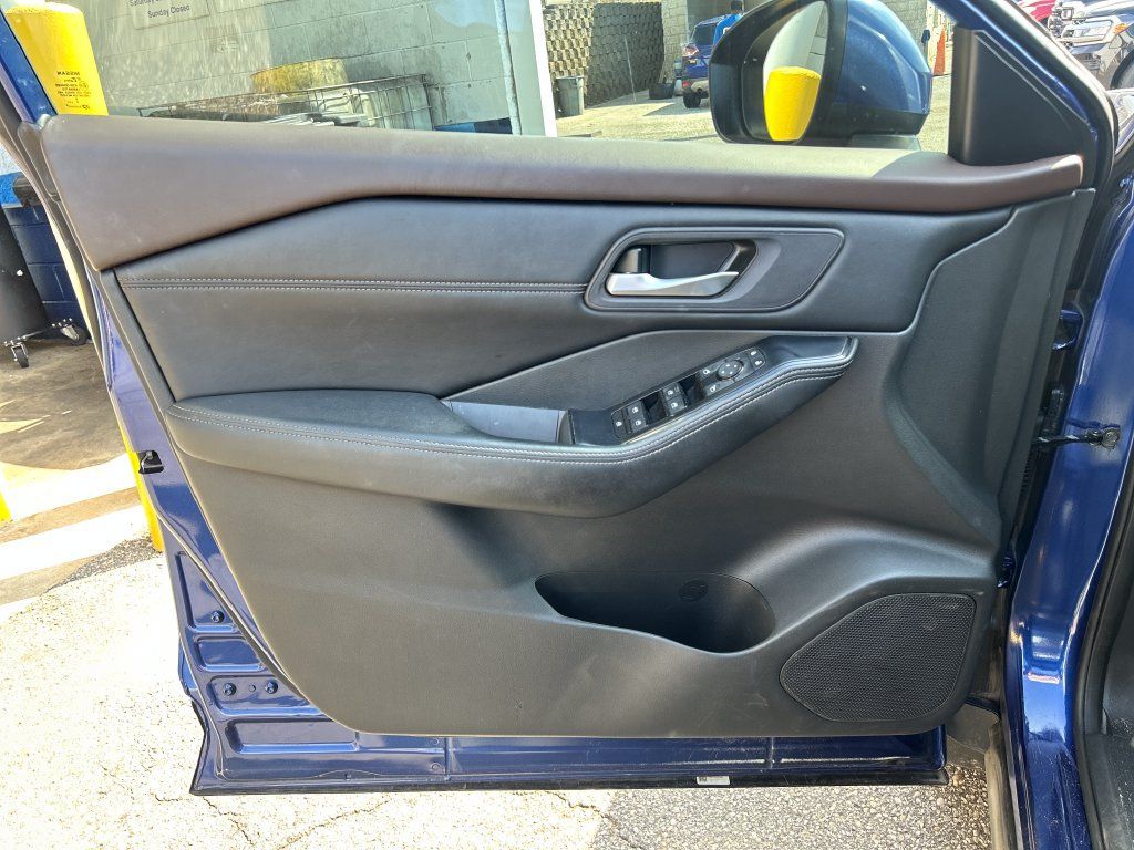 Used 2023 Nissan Rogue SV w/ SV Premium B Package FWD image 7