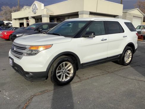 Used 2015 Ford Explorer XLT image 2