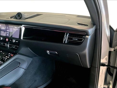 Used 2025 Porsche Macan image 23