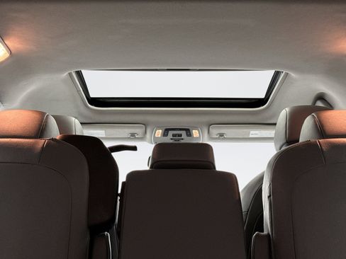 Used 2024 Toyota Sienna XLE image 17