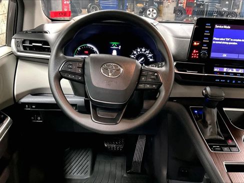 Certified 2024 Toyota Sienna LE image 5