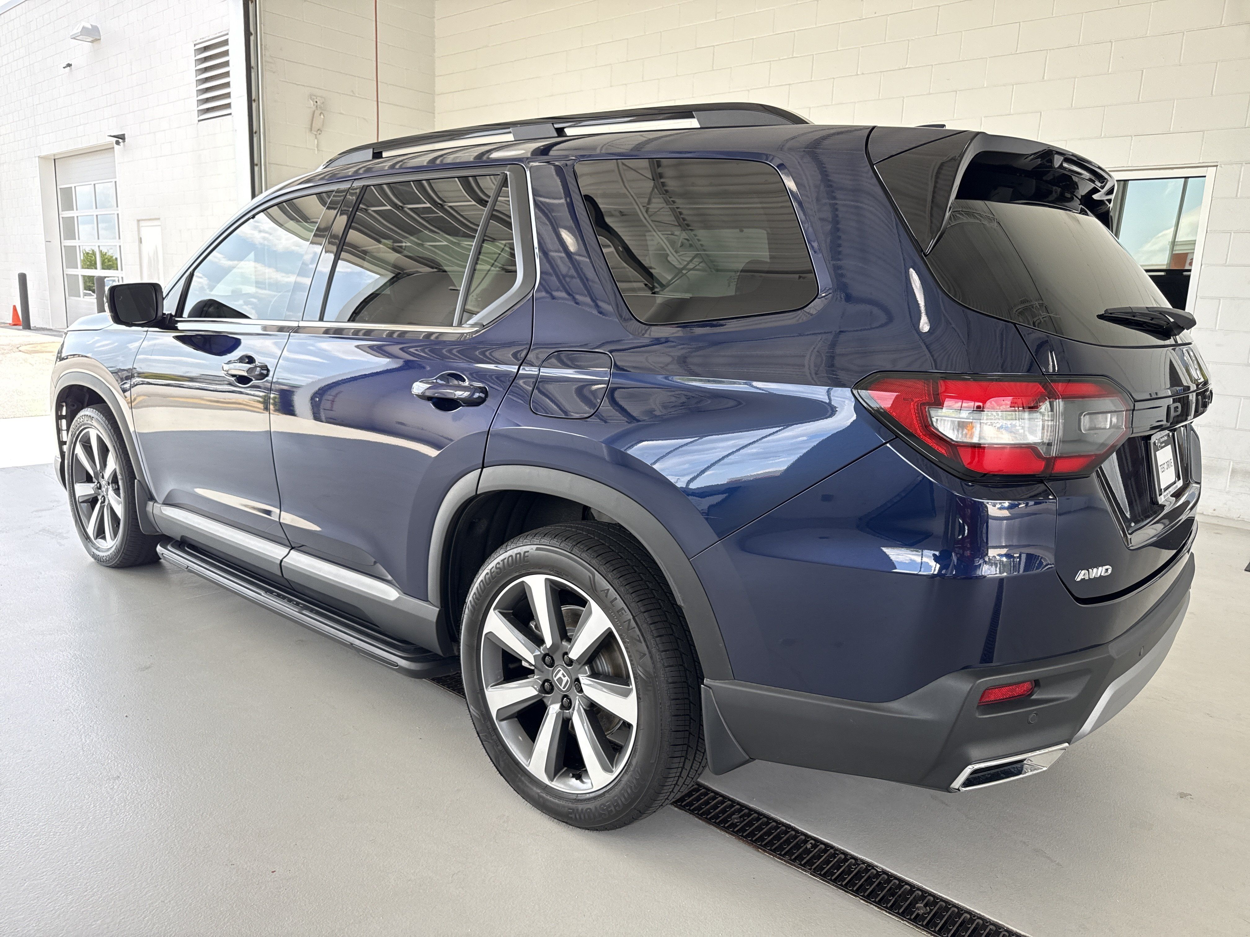 Used 2023 Honda Pilot Elite image 3
