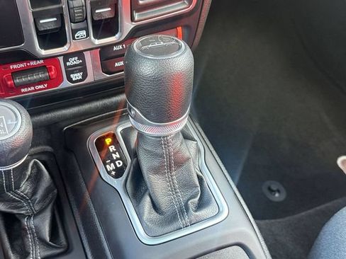 Used 2025 Jeep Gladiator Rubicon AWD/4WD image 24