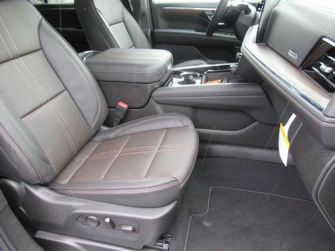 New 2025 Chevrolet Suburban High Country image 10