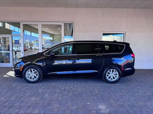 Used 2023 Chrysler Pacifica Touring-L FWD image 2