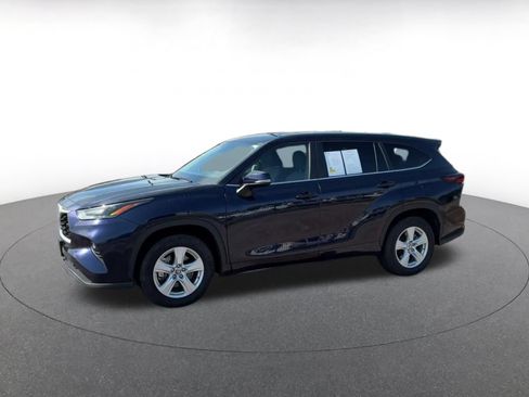 Used 2025 Toyota Highlander LE FWD image 6