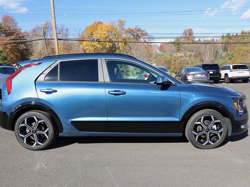 Used 2024 Kia Niro SX Touring image 8