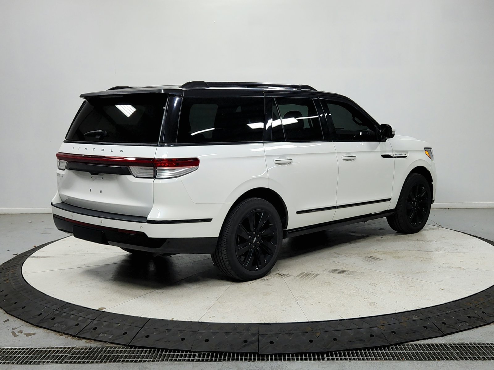 Used 2023 Lincoln Navigator Reserve AWD/4WD image 8